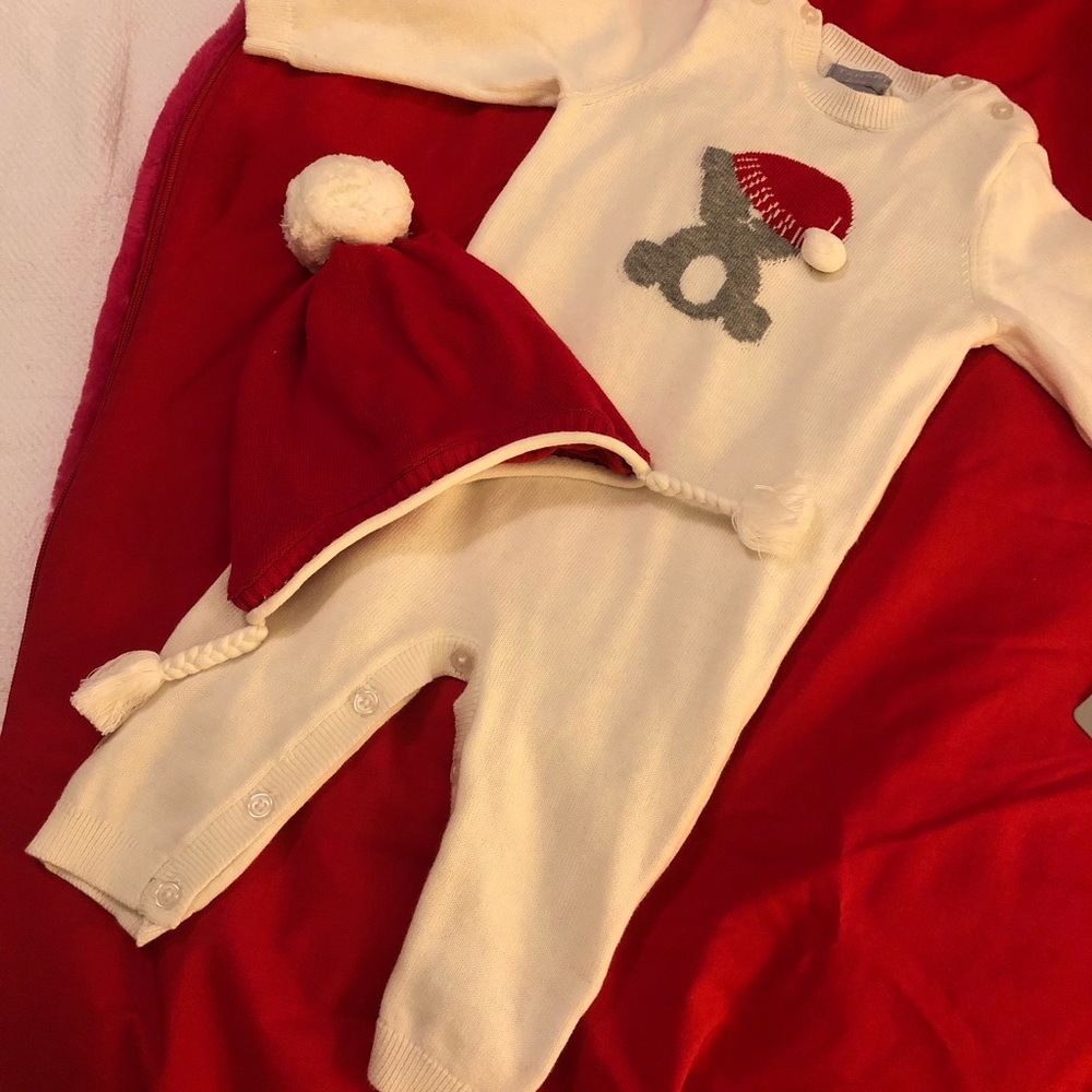 Beige knit long sleeve onsie size 3-6 months.
